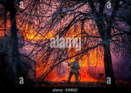 Vigili del fuoco battle una casa di fuoco nella città di Fernley Nevada Foto Stock