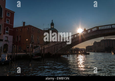 Il Ponte degli Scalzi ponte sul Canal Grande a Venezia Italia Foto Stock