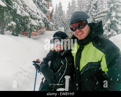 Giovane avendo divertimento sugli sci vacanze in montagna, Kopaonik Serbia. Foto Stock