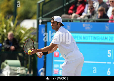 Nottingham, Regno Unito. Il 22 giugno, 2015. Aegon Nottingham Open Tennis Tournament. Malek Jaziri (Tunisia) che serve nella sua partita contro Kyle Edmund (Gran Bretagna) Credito: Azione Sport Plus/Alamy Live News Foto Stock