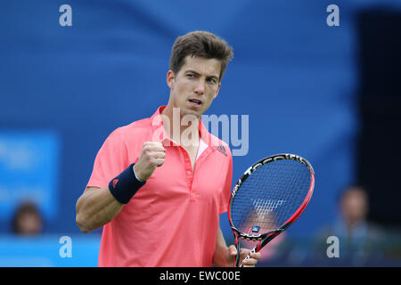 Nottingham, Regno Unito. Il 22 giugno, 2015. Aegon Nottingham Open Tennis Tournament. Pompa di pugno da Aljaz Bedene (Gran Bretagna) come egli si dirige verso la vittoria Credit: Azione Plus sport/Alamy Live News Foto Stock