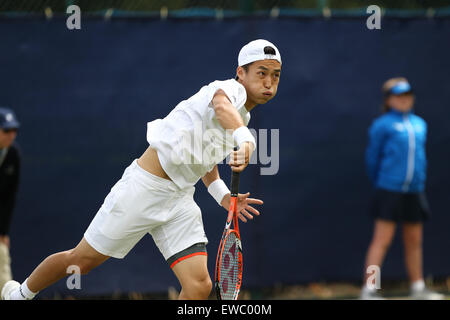 Nottingham, Regno Unito. Il 22 giugno, 2015. Aegon Nottingham Open Tennis Tournament. Servizio da Go Soeda (Giappone) Credito: Azione Sport Plus/Alamy Live News Foto Stock