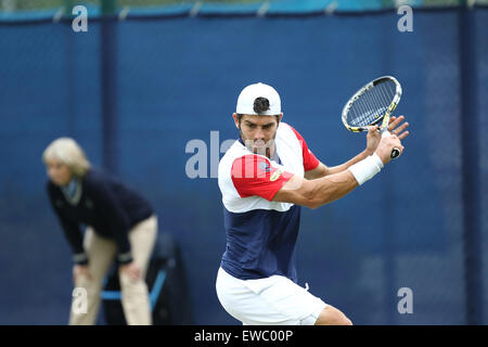 Nottingham, Regno Unito. Il 22 giugno, 2015. Aegon Nottingham Open Tennis Tournament. Scritto da Simone BOLELLI (Italia) nella sua partita contro Go Soeda (Giappone) Credito: Azione Sport Plus/Alamy Live News Foto Stock