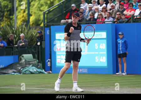 Nottingham, Regno Unito. Il 22 giugno, 2015. Aegon Nottingham Open Tennis Tournament. Pompa di pugno da Kyle Edmund (Gran Bretagna) Credito: Azione Sport Plus/Alamy Live News Foto Stock