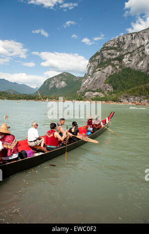 Squamish nazione dei rematori lanciare una tradizionale nativa la guerra in canoa lungo la Squamish waterfront. Squamish BC, Canada. Foto Stock