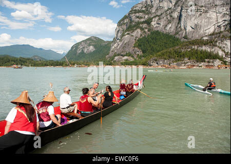 Squamish nazione dei rematori lanciare una tradizionale nativa la guerra in canoa lungo la Squamish waterfront. Squamish BC, Canada. Foto Stock