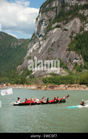 Squamish nazione dei rematori lanciare una tradizionale nativa la guerra in canoa lungo la Squamish waterfront. Squamish BC, Canada. Foto Stock