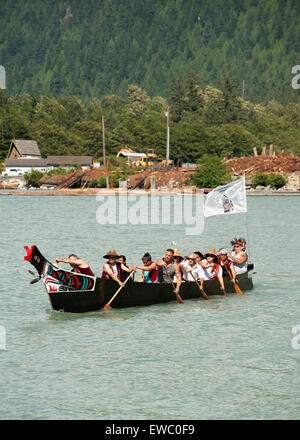 Squamish nazione dei rematori lanciare una tradizionale nativa la guerra in canoa lungo la Squamish waterfront. Squamish BC, Canada. Foto Stock