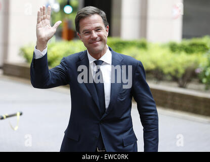 Bruxelles, Belgio. Il 22 giugno, 2015. Il Primo Ministro olandese Mark Rutte arriva per un'emergenza Eurozona Vertice sulla Grecia in occasione del Consiglio europeo di Bruxelles, la capitale del Belgio, 22 giugno 2015. Credito: Voi Pingfan/Xinhua/Alamy Live News Foto Stock