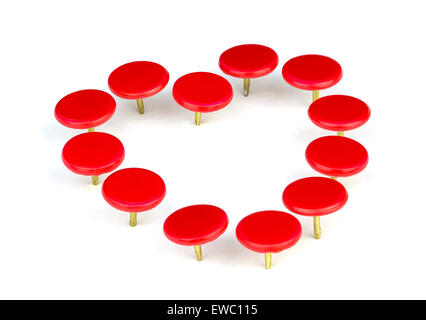 Il concetto di amore. Red puntine da disegno (thumbtacks) nella forma di un cuore, su uno sfondo bianco. Foto Stock