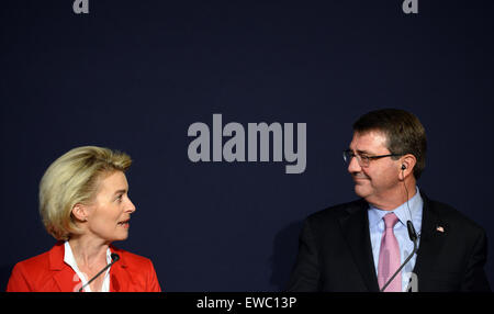 Muenster, Germania. Il 22 giugno, 2015. Ministro tedesco della difesa, Ursula von der Leyen (L) e il Segretario alla difesa degli Stati Uniti Ashton Carter partecipare ad una conferenza stampa a seguito di una visita alla I. tedesco/Paesi Bassi Corps in Muenster, Germania, 22 giugno 2015. Foto: CAROLINE SEIDEL/dpa/Alamy Live News Foto Stock