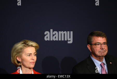 Muenster, Germania. Il 22 giugno, 2015. Ministro tedesco della difesa, Ursula von der Leyen (L) e il Segretario alla difesa degli Stati Uniti Ashton Carter partecipare ad una conferenza stampa a seguito di una visita alla I. tedesco/Paesi Bassi Corps in Muenster, Germania, 22 giugno 2015. Foto: CAROLINE SEIDEL/dpa/Alamy Live News Foto Stock