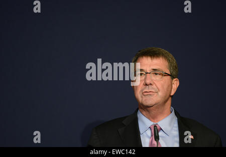 Muenster, Germania. Il 22 giugno, 2015. Il Segretario alla difesa degli Stati Uniti Ashton Carter parla durante una conferenza stampa a seguito di una visita alla I. tedesco/Paesi Bassi Corps in Muenster, Germania, 22 giugno 2015. Foto: CAROLINE SEIDEL/dpa/Alamy Live News Foto Stock