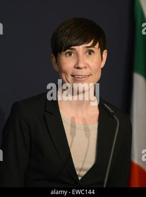 Muenster, Germania. Il 22 giugno, 2015. Difesa norvegese Minster Ine Eriksen Soreide parla durante una conferenza stampa a seguito di una visita alla I. tedesco/Paesi Bassi Corps in Muenster, Germania, 22 giugno 2015. Foto: CAROLINE SEIDEL/dpa/Alamy Live News Foto Stock