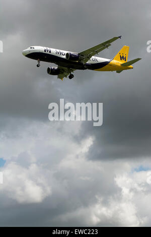 La Monarch Airlines Airbus A320 (G-OZBX) avvicinamento dall'Aeroporto di Birmingham, Regno Unito Foto Stock