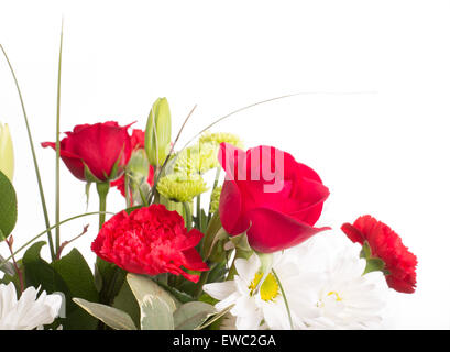 Una molla di fresco bouquet di rose e margherite Foto Stock