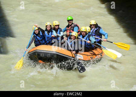 White water rafting nella valle di Chamonix in Francia con Cham Aventure attività esterna Foto Stock