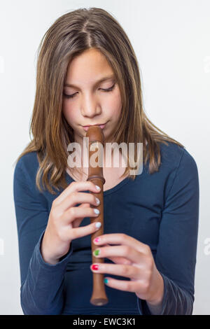 Europeo teenage ragazza suonare il flauto isolati su sfondo bianco Foto Stock