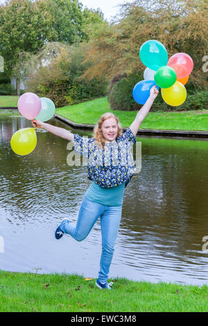 Molti palloncini blu per celebrare il lieto evento della nascita di un  bambino bambina Foto stock - Alamy