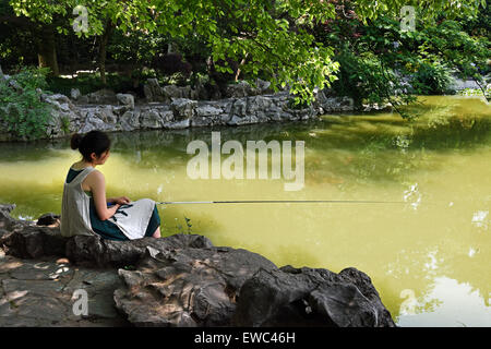 La pesca Lady Donna Fuxing Park Concessione francese, Luwan District a Shanghai in Cina Foto Stock