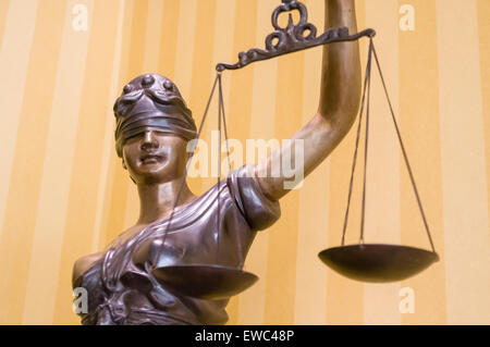 Statua di bronzo di 'Lady di giustizia", con gli occhi bendati e in possesso di una coppia di scale Foto Stock