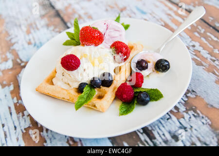 Senza glutine i waffle belgi con lavorazione del latte gelato gratuito e frutti di bosco freschi Foto Stock