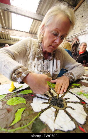 Volontari preparare un condimento bene con materiali naturali in anticipo della sua visualizzazione nel villaggio di Tideswell, Peak District DERBYSHIRE REGNO UNITO Foto Stock