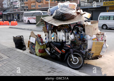 Moto & sidecar utilizzati per il trasporto di materia plastica, cartoncino e carta per il riciclaggio in Pattaya Thailandia Foto Stock