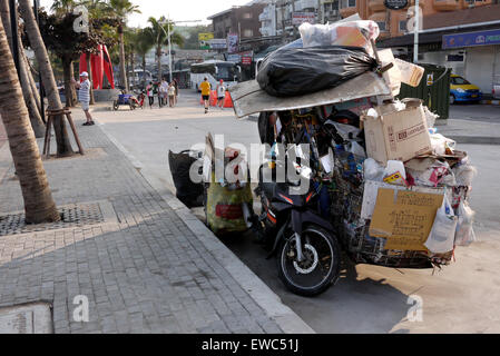 Moto & sidecar utilizzati per il trasporto di materia plastica, cartoncino e carta per il riciclaggio in Pattaya Thailandia Foto Stock