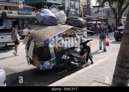 Moto & sidecar utilizzati per il trasporto di materia plastica, cartoncino e carta per il riciclaggio in Pattaya Thailandia Foto Stock