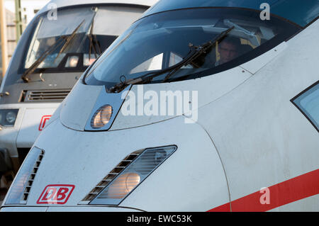 Conducente di una Germania Ferrovie Intercity Express train, Colonia, Germania. Foto Stock