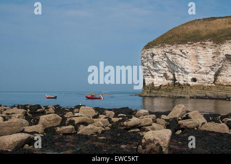 Blue sky & Sea sulla soleggiata giornata estiva & 2 diverse barche ormeggiate off-shore da torreggianti scogliere di gesso - Nord sbarco, Flamborough, Yorkshire costa, GB UK. Foto Stock