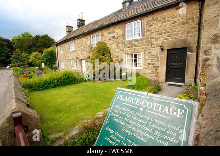 Una fila di 'peste cottages' dove le famiglie colpite dal flagello morirono in Eyam village, Peak District, Derbyshire, Regno Unito - estate Foto Stock