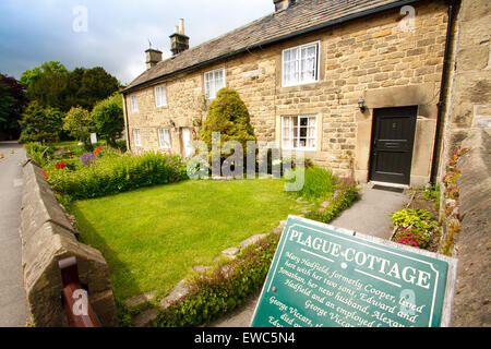 Una fila di 'peste cottages' dove le famiglie colpite dal flagello morirono in Eyam village, Peak District, Derbyshire, Regno Unito - estate Foto Stock