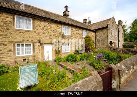 Una fila di 'peste cottages' dove le famiglie colpite dal flagello morirono in Eyam village, Peak District, Derbyshire, Regno Unito - estate Foto Stock