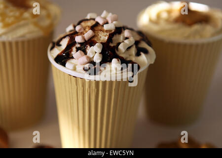 Cioccolata calda in take away tazze Foto Stock