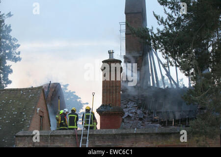 Fleet Hampshire, Regno Unito. Il 22 giugno, 2015. Fleet, Hampshire, Regno Unito. Il 22 giugno, 2015. Hampshire quaranta Fire fighter sono in lotta per il controllo di un incendio alla Chiesa di Tutti i Santi è stata completata danneggiata dal fuoco dal fuoco. Resident stanno venendo a patti con la perdita della comunità il mozzo. Un incendio doloso era già stata effettuata da una persona sconosciuta in precedenza nel corso della settimana è notevole a causa del suo architetto William Burges e è stato costruito 1861-2. © Credit: Jason Kay/Alamy Live News Foto Stock