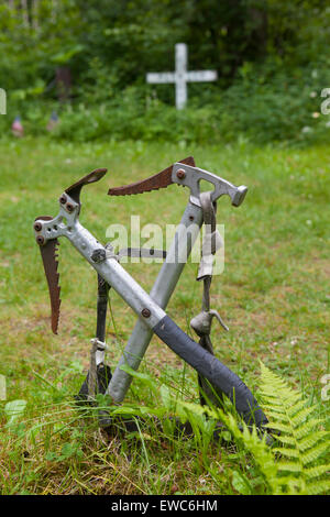 Due assi di ghiaccio sono collocati nel terreno erboso, come memoriale sul cimitero degli alpinisti di Talkeetna, Alaska. Foto Stock