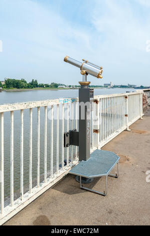 Belgio, Anversa, telescopio di osservazione presso il fiume Schelda quays Foto Stock