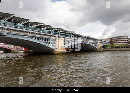 La nuova stazione di Blackfriars attraversa il fiume Tamigi con una biglietteria sulla banca del sud nonché edifici principali sul nord Foto Stock