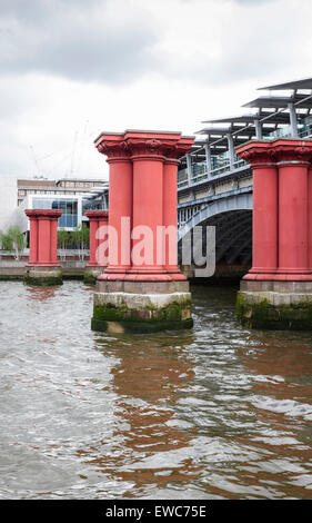 La nuova stazione di Blackfriars attraversa il fiume Tamigi con una biglietteria sulla banca del sud nonché edifici principali sul nord Foto Stock