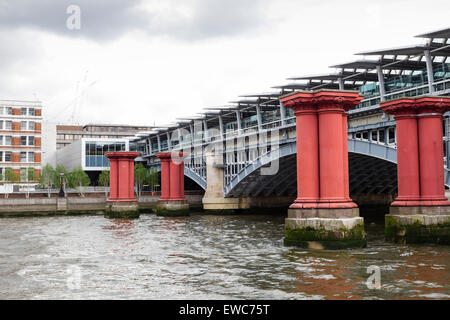 La nuova stazione di Blackfriars attraversa il fiume Tamigi con una biglietteria sulla banca del sud nonché edifici principali sul nord Foto Stock