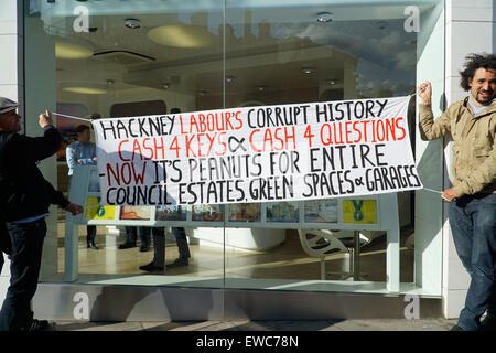 Londra, Regno Unito. Il 22 giugno, 2015. Un gruppo di attivisti marzo nel mezzo del Mare Street e strada bloccata protesta contro Consiglio Hackney su andando a criminalizzare i senzatetto e i residenti della domanda di alloggi economici per la comunità non per i ricchi di acquistare in Hackney, Londra. Credito: Vedere Li/Alamy Live News Foto Stock