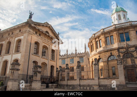 Vista la Bodleian Library (edificio Clarendon e Sheldonian Theatre), Oxford, Regno Unito Foto Stock