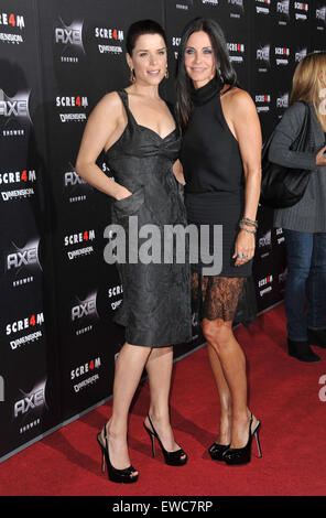 LOS ANGELES, CA - 11 Aprile 2011: Neve Campbell; Courteney Cox (a destra) al mondo premiere del loro nuovo film 'Scream 4' a Grauman's Chinese Theater, Hollywood, Foto Stock