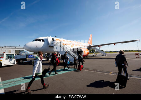 I passeggeri di salire a bordo di un aereo easyjet presso l'Aeroporto Internazionale di Belfast Regno Unito Foto Stock
