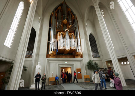 Organo a canne dentro la chiesa Hallgrimskirkja Reykjavik chiesa di Islanda Foto Stock