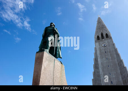 Statua di explorer lief eriksson nella parte anteriore della chiesa Hallgrimskirkja Reykjavik chiesa di Islanda Foto Stock