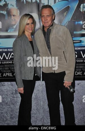 LOS ANGELES, CA - MARZO 22, 2011: Lee Majors & moglie fede alla premiere di 'il suo modo', su Jerry Weintraub a Paramount Studios di Hollywood. Foto Stock