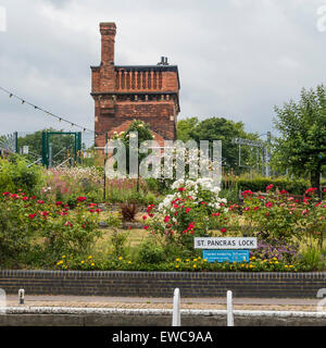 Torre d'acqua Vittoriana a St Pancras Lock. Un blocco sul Regent's Canal, nel London Borough di Camden Foto Stock